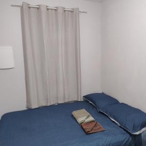 En eller flere senge i et værelse på Kitnet bem localizada no bairro Costa e Silva