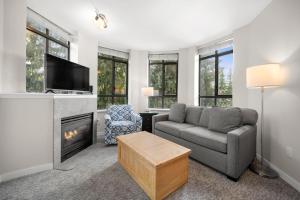 Χώρος καθιστικού στο Alpenglow Lodge Two Bedroom Apartment with Private Hot Tub by MVA