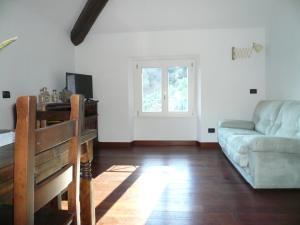 a living room with a couch and a window at Casa Beatrice in Oliveto Lario