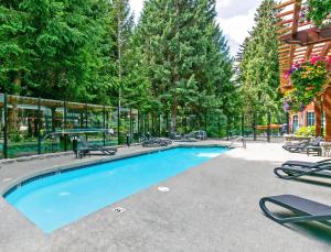 Bazén v ubytování Alpenglow Lodge Two Bedroom Apartment by MVA nebo v jeho okolí