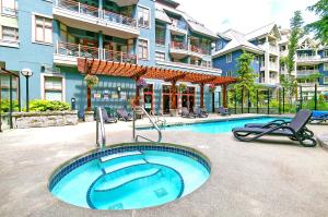 Kolam renang di atau dekat dengan Alpenglow Lodge Studio with Pool Views by MVA