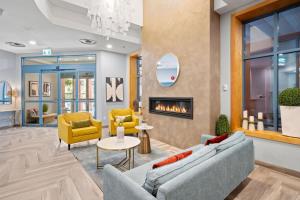 Ruang duduk di Alpenglow Lodge Studio with Pool Views by MVA