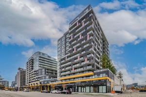 ein hohes Gebäude in einer Stadtstraße mit Autos in der Unterkunft Brand new Stylists Richmond central 2B2BR in Richmond