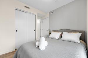 ein Schlafzimmer mit einem großen Bett und weißen Kissen in der Unterkunft Brand new Stylists Richmond central 2B2BR in Richmond