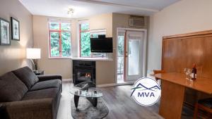 Televisyen dan/atau pusat hiburan di Alpenglow Lodge Studio with Pool Views by MVA