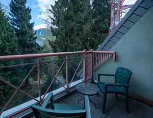 Balkón nebo terasa v ubytování Alpenglow Lodge Sunny Studio with Sitting Area by MVA