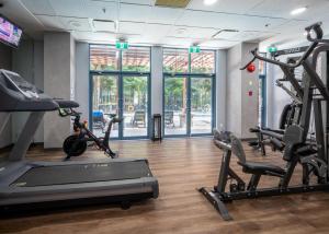 Fitness centrum a/nebo fitness zařízení v ubytování Alpenglow Lodge Sunny Studio with Sitting Area by MVA