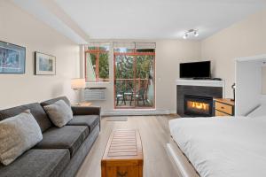 Letto o letti in una camera di Alpenglow Lodge Studio with park view by MVA