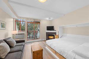 Letto o letti in una camera di Alpenglow Lodge Studio with park view by MVA