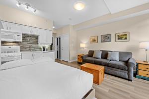 Cucina o angolo cottura di Alpenglow Lodge Studio with park view by MVA