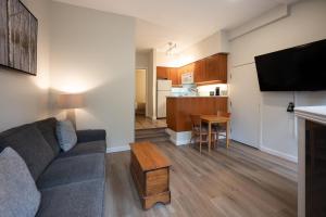 Η κουζίνα ή μικρή κουζίνα στο Alpenglow Lodge Snooze Studio with Den by MVA