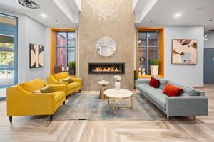 Area soggiorno di Alpenglow Lodge Studio with park view by MVA