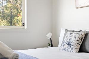 Ένα ή περισσότερα κρεβάτια σε δωμάτιο στο Serene Double Room in Panania - Close to Stations & Shops - Shared Bathroom
