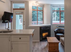 Imagen de la galería de Alpenglow Lodge Family Studio with Murphy Bed by MVA, en Whistler 21 fotos más