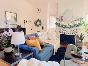 a living room with a blue couch and a fireplace at Coastal Comfort Homestay in West Los Angeles in Los Angeles