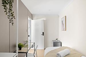ein Schlafzimmer mit einem Bett und einem Glastisch in der Unterkunft Cozy Single Room in Panania - Close to Station & Eateries - Shared Bathroom in Panania