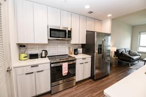 Kuchyň nebo kuchyňský kout v ubytování Uptown Furnished Apartments near BOA Stadium apts
