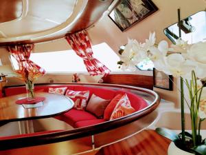 Posezení v ubytování Imagine972 Martinique Bateau Hotel à Quai le Marin 3 Cabines 3 Salles de bains 6 pers maxi