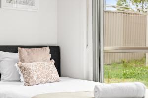 Postel nebo postele na pokoji v ubytování Cozy Single Room - Nearby Stations & Shops - Shared Bathroom