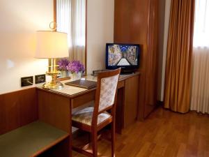 A television and/or entertainment centre at Hotel Marconi