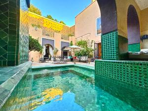 Bazén v ubytování Le Medina Privilège Riad & Spa nebo v jeho okolí