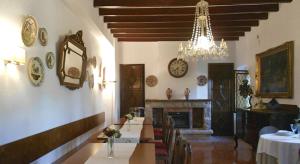 A restaurant or other place to eat at El Sequer Casa Rural