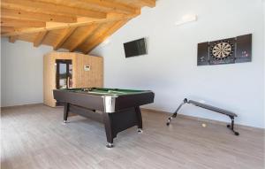 Biliár nebo kulečník v ubytování 4 Bedroom Cozy Home In Vodnjan