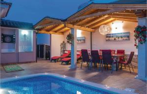 Bazén v ubytování Holiday Home Betiga Cr nebo v jeho okolí