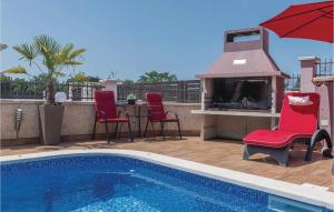 Bazén v ubytování Holiday Home Betiga Cr nebo v jeho okolí