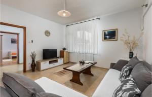 TV a/nebo společenská místnost v ubytování Cozy Apartment In Kostrena