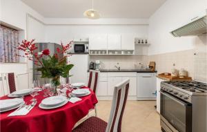 Kuchyň nebo kuchyňský kout v ubytování Cozy Apartment In Kostrena