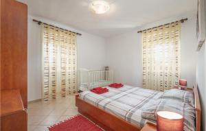 Posteľ alebo postele v izbe v ubytovaní 4 Bedroom Lovely Home In Sveti Anton