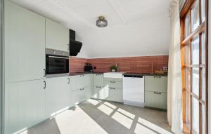 Η κουζίνα ή μικρή κουζίνα στο Gorgeous Home In Hvide Sande With Wifi