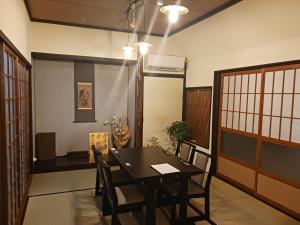 ein Esszimmer mit Tisch und Stühlen in der Unterkunft もりたさんち in Taitsuri-shima + 11 Fotos