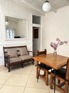 una sala de estar con una mesa y un sofá en Departamento Céntrico 4, en El Bolsón