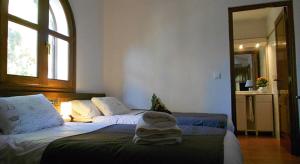 A bed or beds in a room at El Sequer Casa Rural