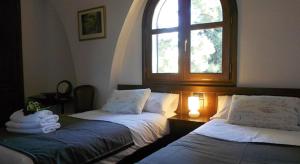 A bed or beds in a room at El Sequer Casa Rural