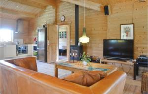 TV a/nebo společenská místnost v ubytování 2 Bedroom Cozy Home In Hovborg + 7 fotografií