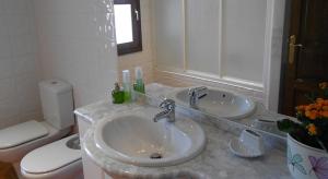 A bathroom at El Sequer Casa Rural