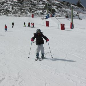 una persona esquiando en la nieve en una pista de esquí en Apartamentos Turísticos Rosario, en Camarena de la Sierra