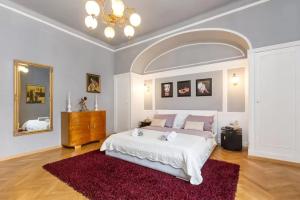 Un dormitorio con una gran cama blanca y una alfombra roja en Riva Waterfront Apartments, en Split