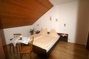 Tempat tidur dalam kamar di Gasthof zur Post