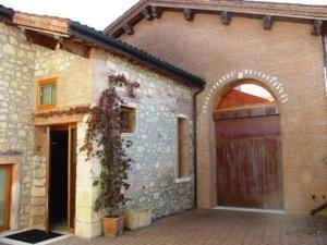 uma casa de tijolos com garagem e porta em Tenuta Maraveja em Brendola