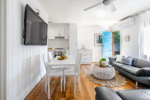 Η κουζίνα ή μικρή κουζίνα στο Orton Blue- Beachside getaway for 4, Pets welcome, Aircon, Park and walk to everything!