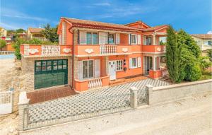 una grande casa arancione con una recinzione di fronte di Holiday Apartment Betiga 03 a Barbariga