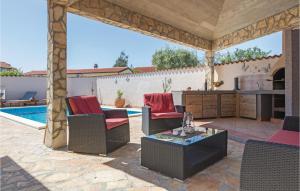 Bazén v ubytovaní Three-Bedroom Holiday Home Betiga With A Fireplace 02 alebo v jeho blízkosti
