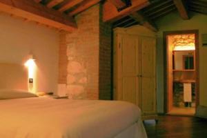 a bedroom with a bed and a door to a room at Tenuta Maraveja in Brendola