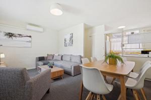 Posezení v ubytování Belle Escapes - Sussex By The Sea + 21 fotografií