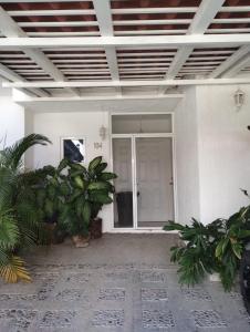 une terrasse couverte avec des plantes devant un bâtiment dans l'établissement Oasis Diamante, à Acapulco