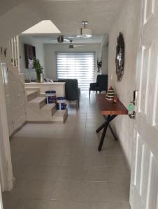 un couloir d'un salon avec une table dans l'établissement Oasis Diamante, à Acapulco